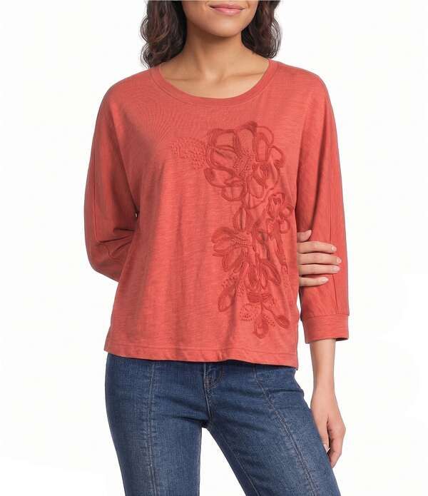 デモクラシー レディース トップス Tシャツ フラワー柄 刺繍 フラワー Democracy Floral Embroide red Scoop Neck 34 Dolman Sleeve Toper