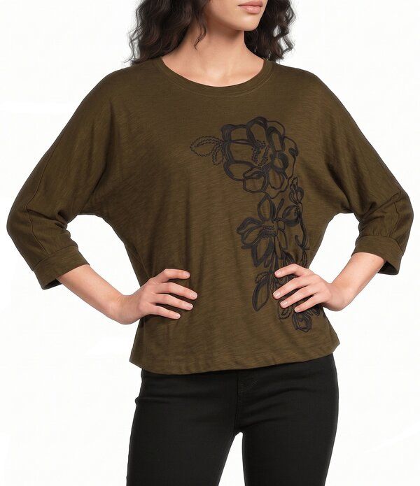 デモクラシー レディース トップス Tシャツ フラワー柄 プチ 刺繍 フラワー Democracy Petite Size Floral Embroide red Scoop Neck 34 Dolm