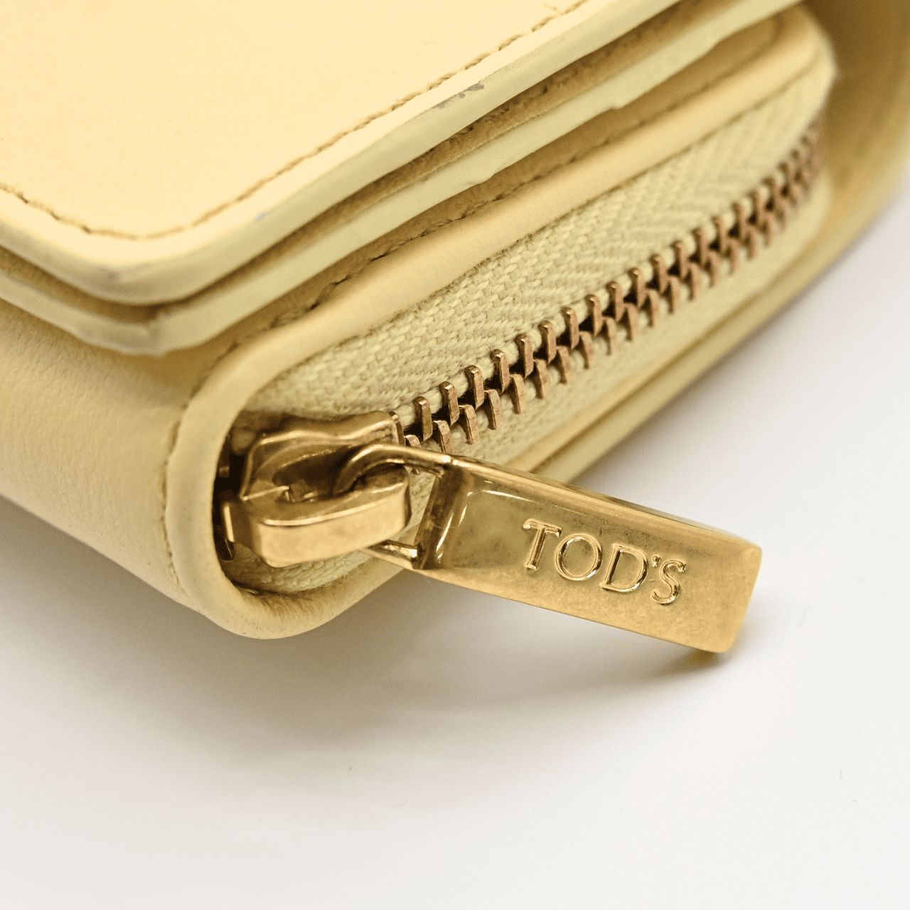 TOD’S トッズ Tタイムレス ミニウォレット レザー イエロー 財布 黄色 コンパクトウォレット (32206)