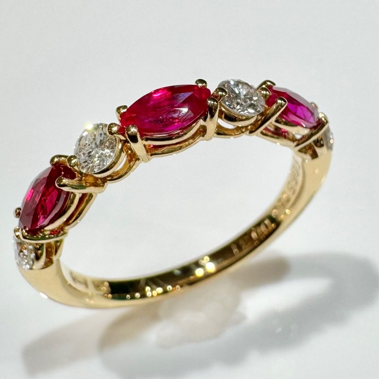クイーン Queen 750(K18) ルビー・ダイヤモンド R0.65ct D0.32ct