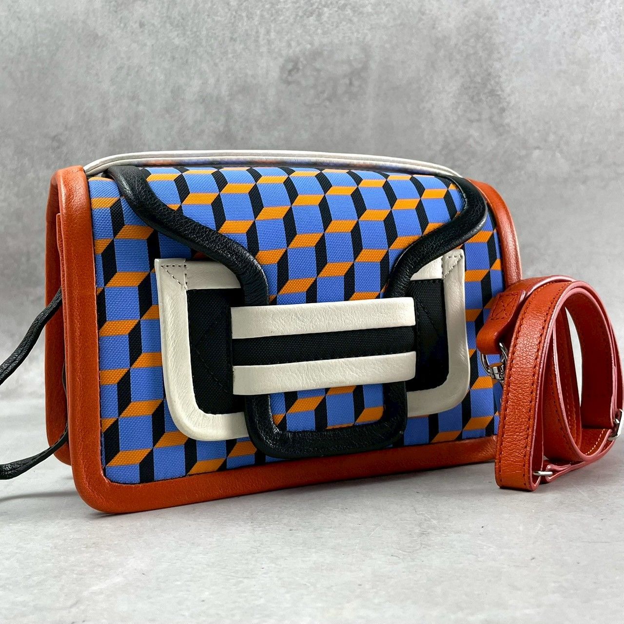 定価119,900円✨PIERRE HARDY ピエールアルディ アルファ 2wayショルダーバッグ カメラバッグ マルチカラー フラップ 斜め掛け クロスショルダー レザー キューブモチーフ