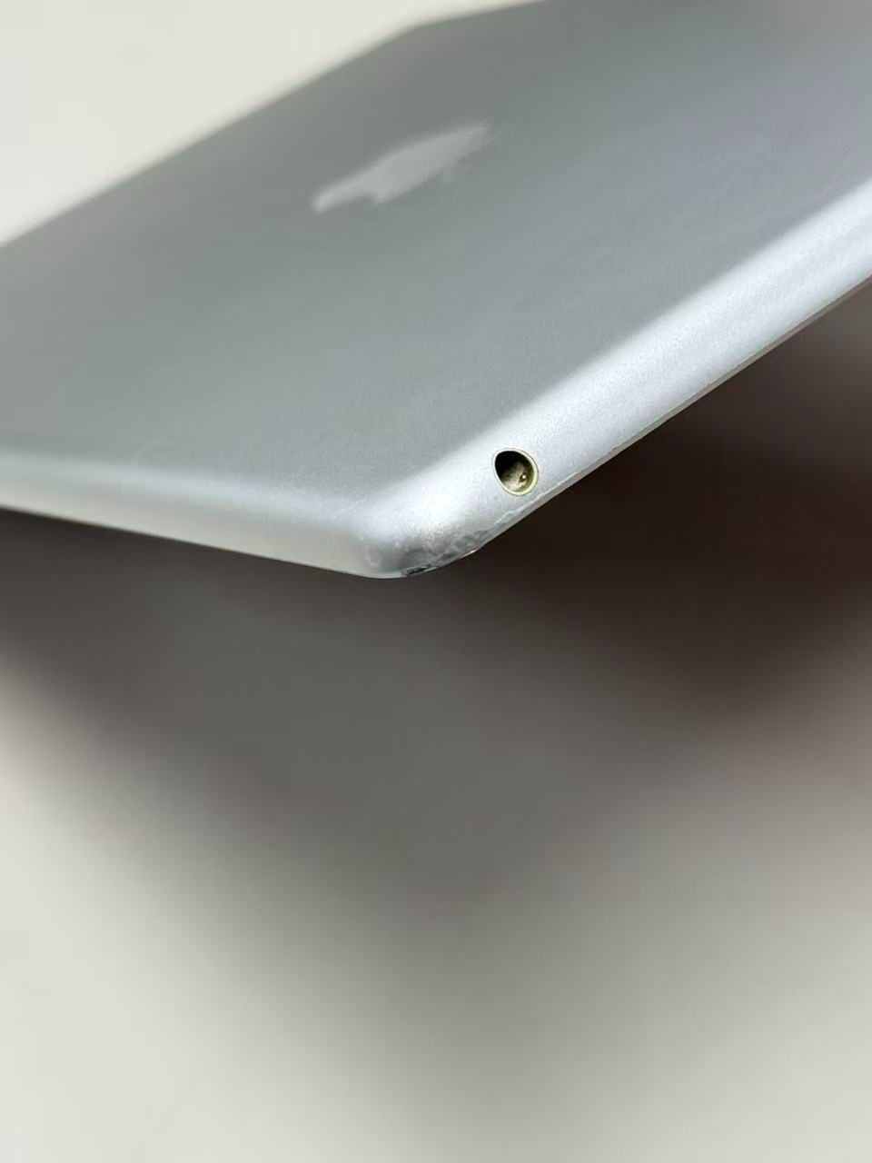 美品 電池83％ Apple iPad5 SIMフリー 32GB シルバー【動作確認・初期