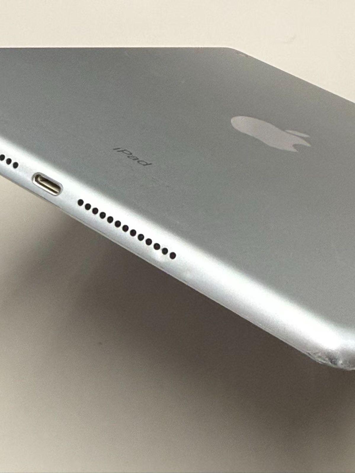 美品 電池83％ Apple iPad5 SIMフリー 32GB シルバー【動作確認・初期