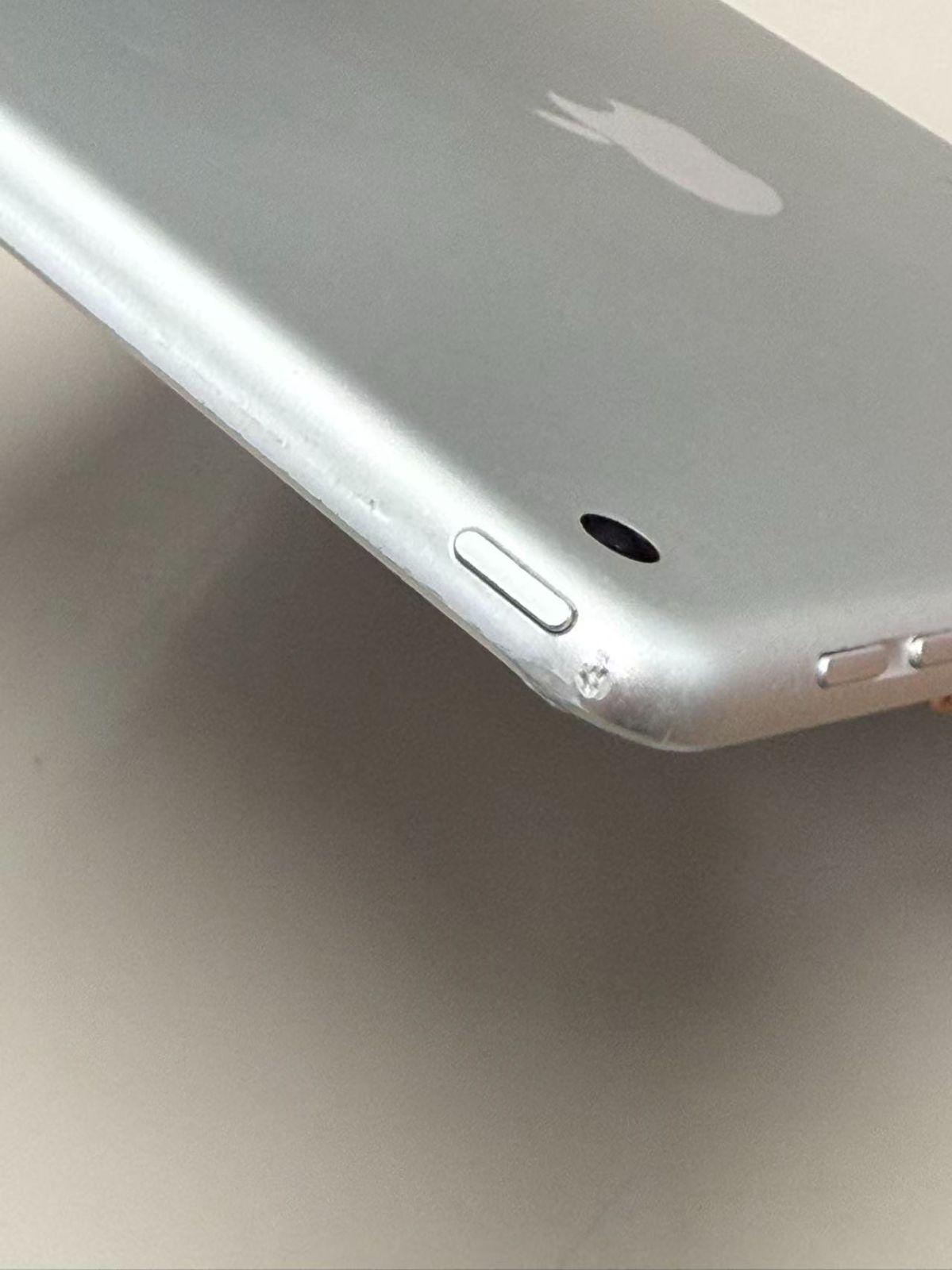 美品 電池83％ Apple iPad5 SIMフリー 32GB シルバー【動作確認・初期