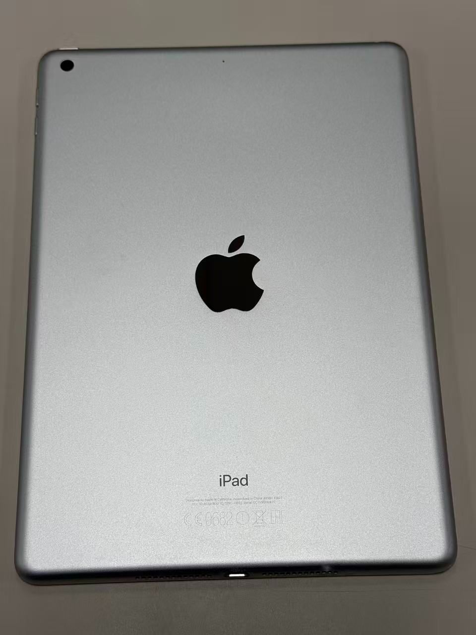 美品 電池83％ Apple iPad5 SIMフリー 32GB シルバー【動作確認・初期