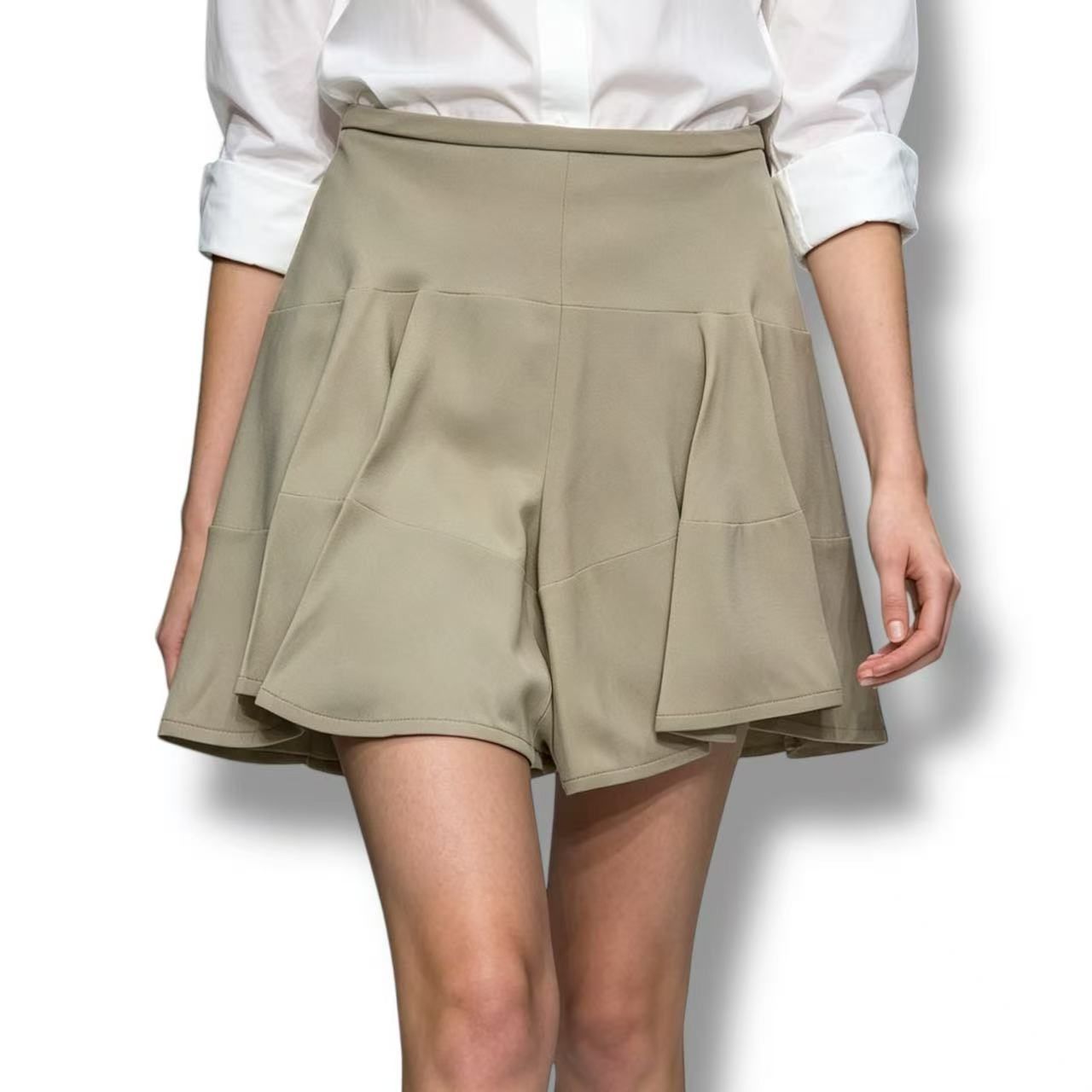 未使用品 Chloe クロエ ショートパンツ 定価￥104000 プリーツ ダークグリーン ハンガー付き