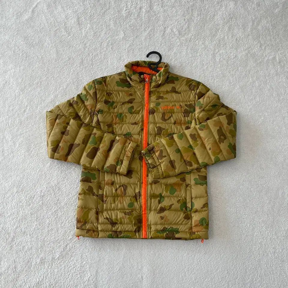 アディダス カモ ダウン 軽さ ダウン 85