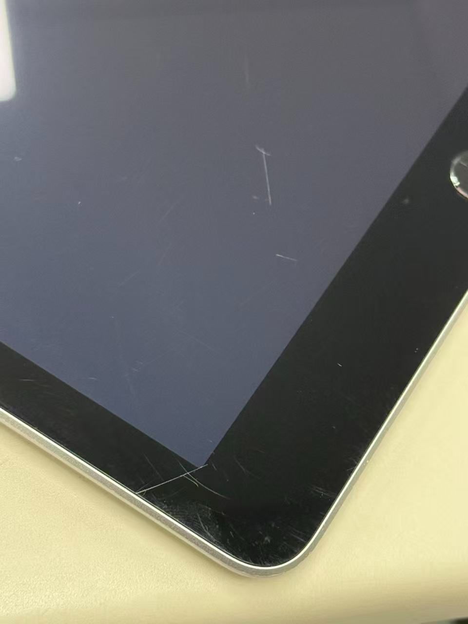 iPad 第5世代 32GB シルバー 訳あり - メルカリ