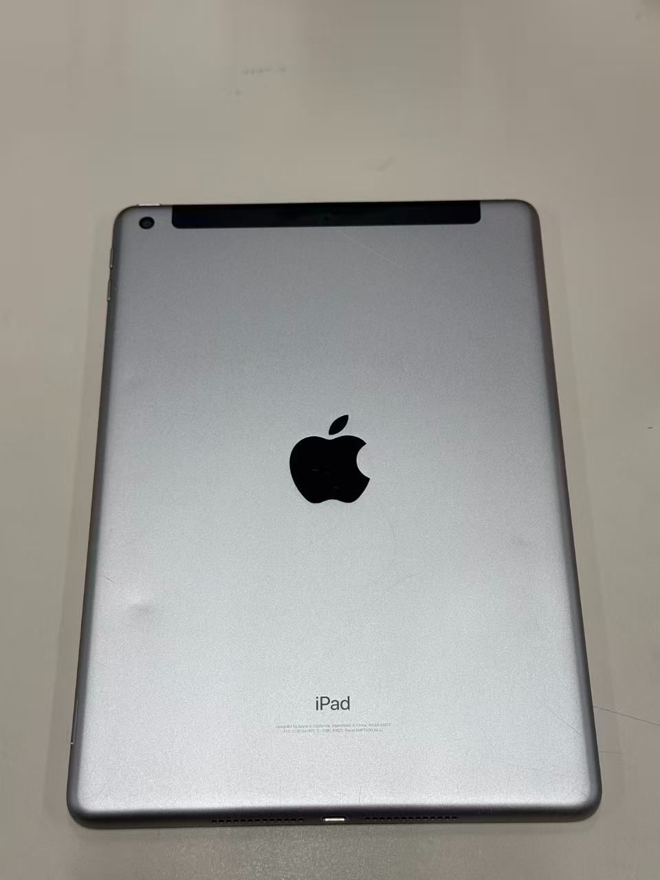 iPad 第5世代 32GB シルバー 訳あり - メルカリ