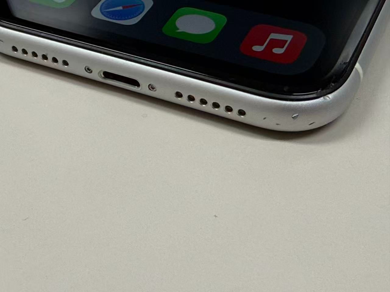 iPhoneXR 128GB ホワイト SIMフリー バッテリー99%- メルカリ