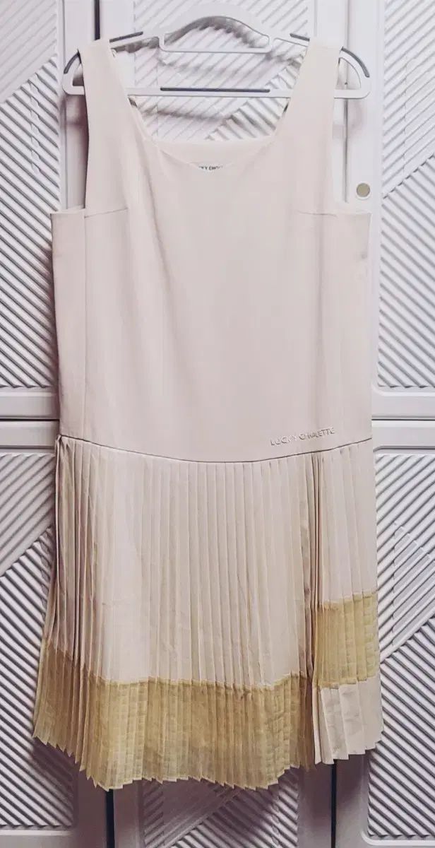 LUCKY CHOUETTE ラッキーシュエトゥ ベージュ プリーツ ONE PIECE
