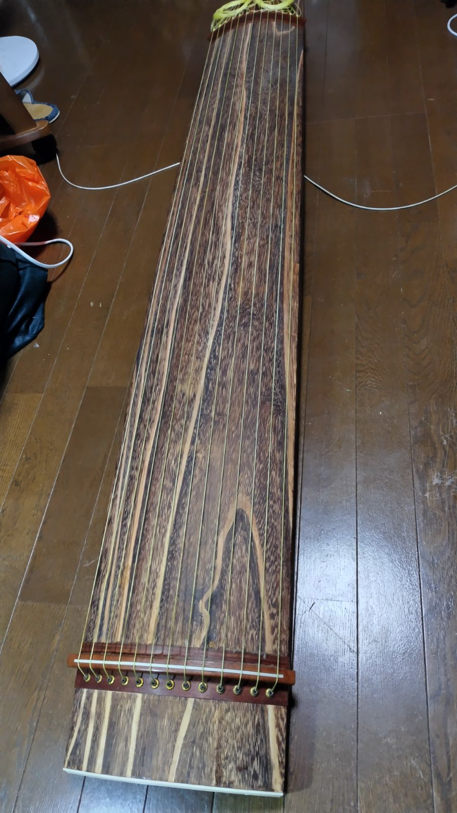 h227◇ 琴 ◇ 13弦 こちらは木目が美しい木材で作られた、伝統的な和