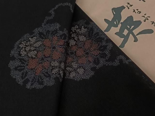 平和屋着物＊夏物　洗える最高級着物　＜英＞はなぶさ謹製　小紋　雪輪花文　黒地　たとう紙付き　洗える着物　AABK2020jh