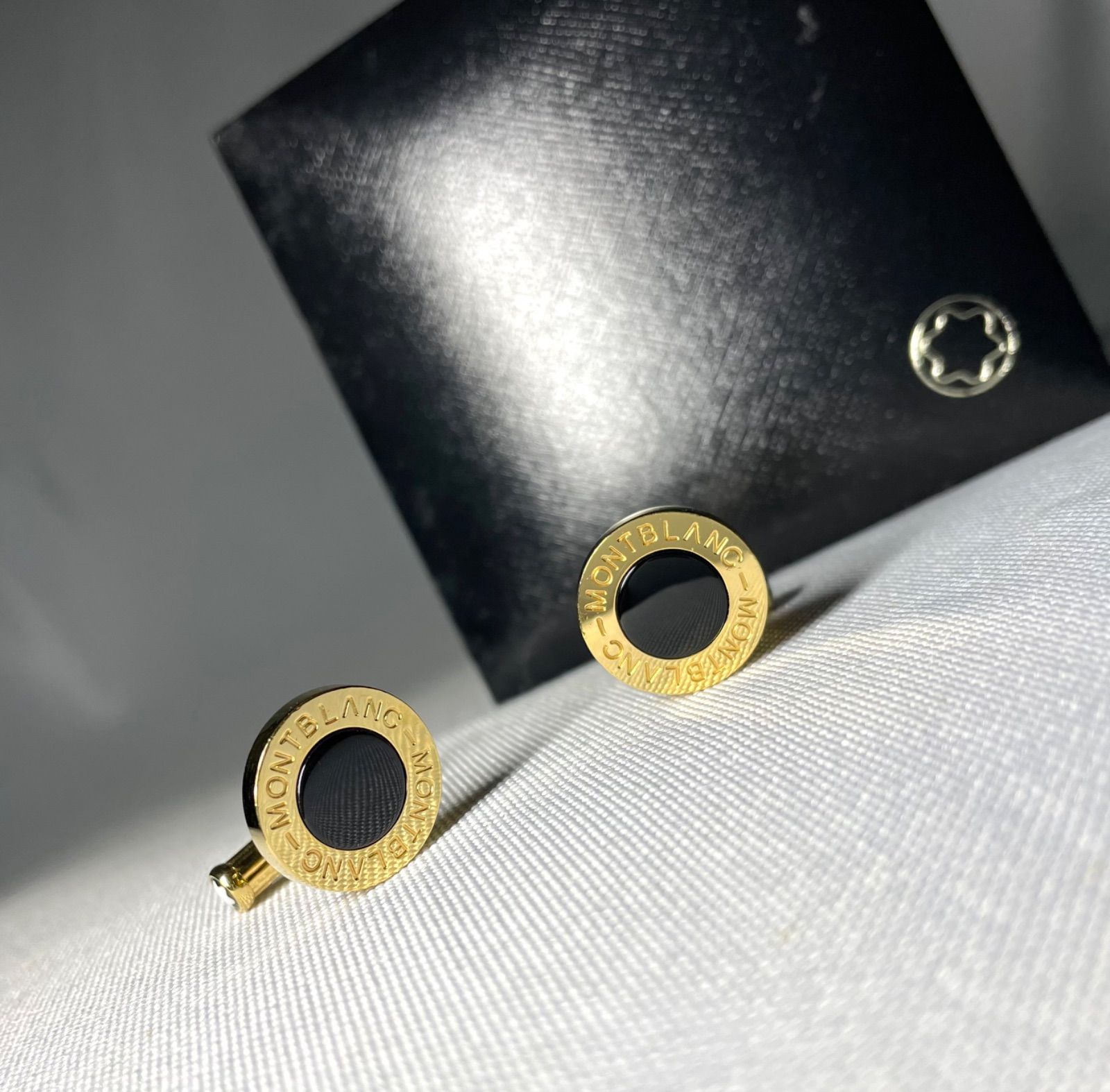 美品 MONTBLANC モンブラン ブランドロゴ文字＆ブラックオニキス ゴールド カフス カフリンクス ボタン メンズアクセサリー ケースあり