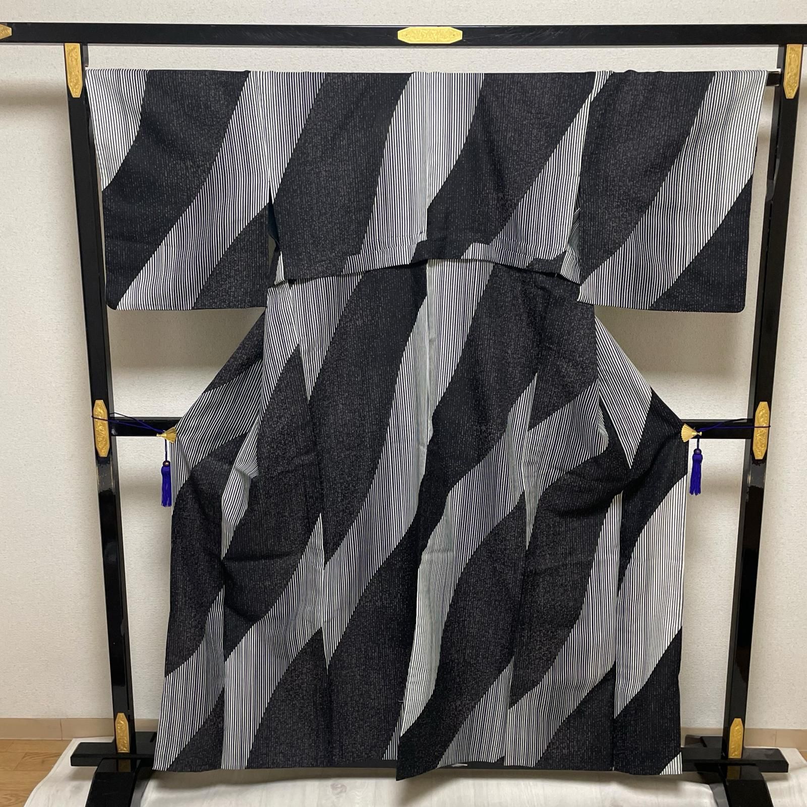 小紋 裄67.5 単衣仕立て モノトーン 縞模様 着物 化繊 バチ衿 X-4106