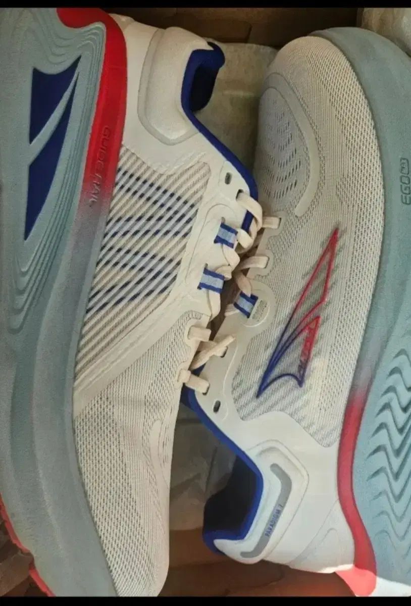 新品 270 24万円 アルトラ PARADIGM7 スニーカー ランニングシューズ シューブル ノーブル HOKA ONE ONE
