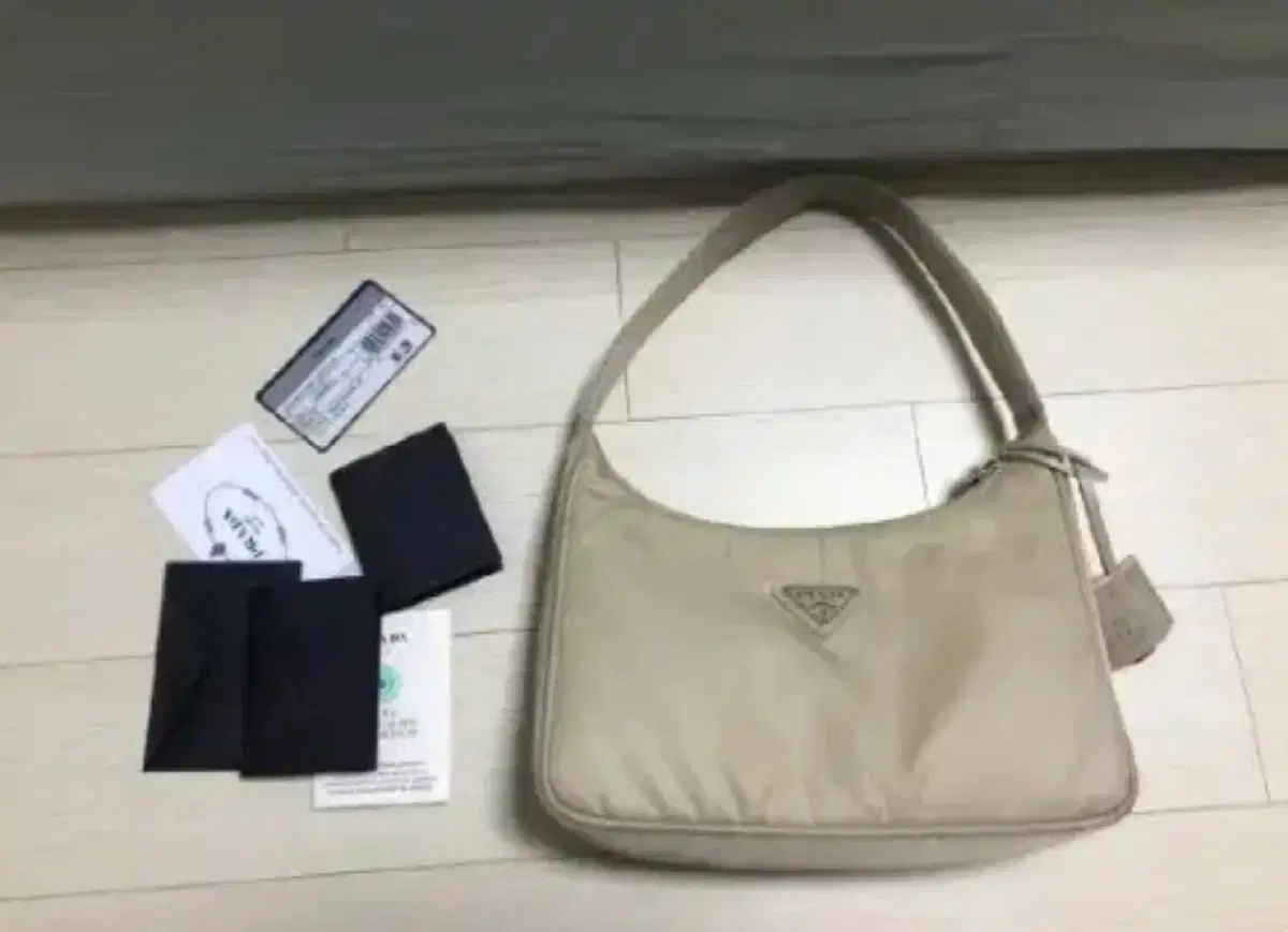PRADA リーエディション ナイロン ホーボーバッグ