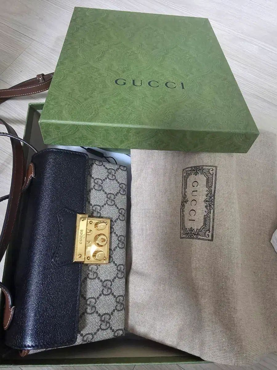 グッチ クロス 83,214円