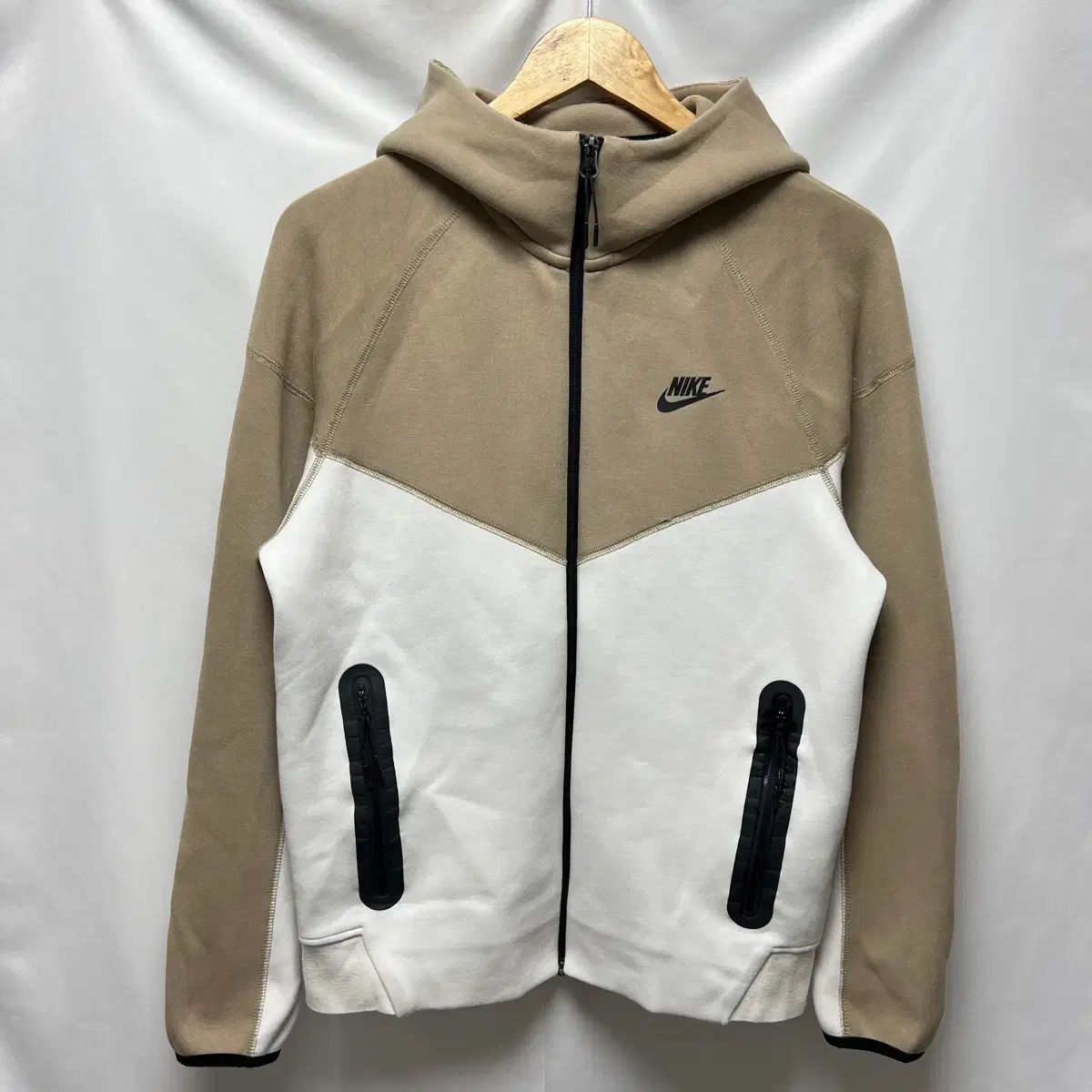 正規品/M NIKE テックパック ウィンドランナー ベージュ 白 フードジップアップ