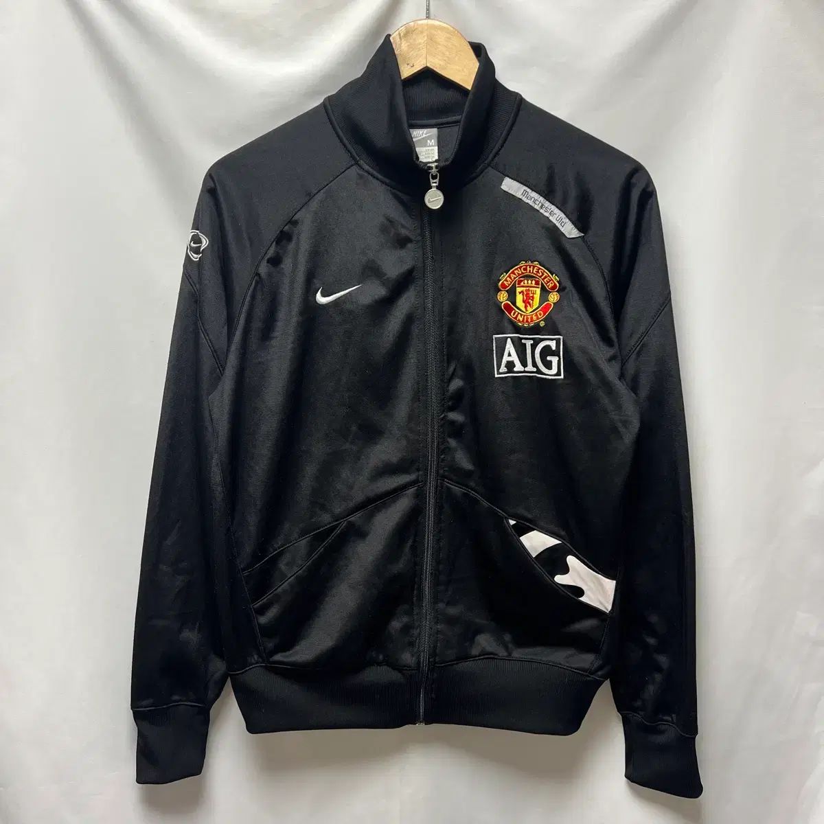 正規品/M NIKE マンチェスター・ユナイテッドFC AIG ブラック トレーナー オールドスクール トラックジャージ/ジャージ