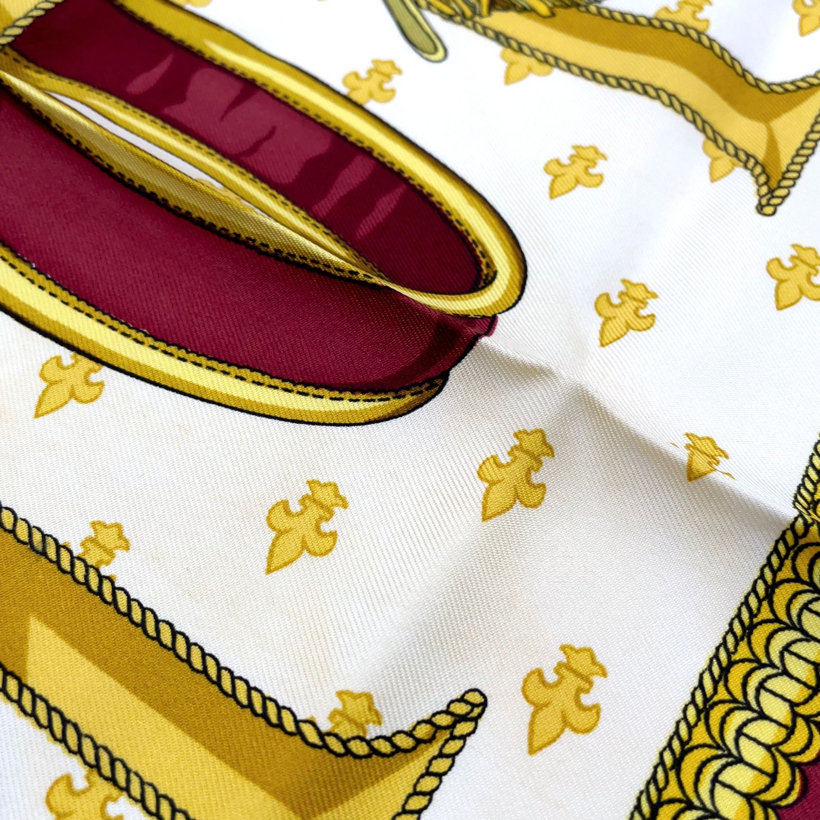 新着】HERMES カレ90 SELLES A HOUSSE シルク オフホワイト、ボルドー