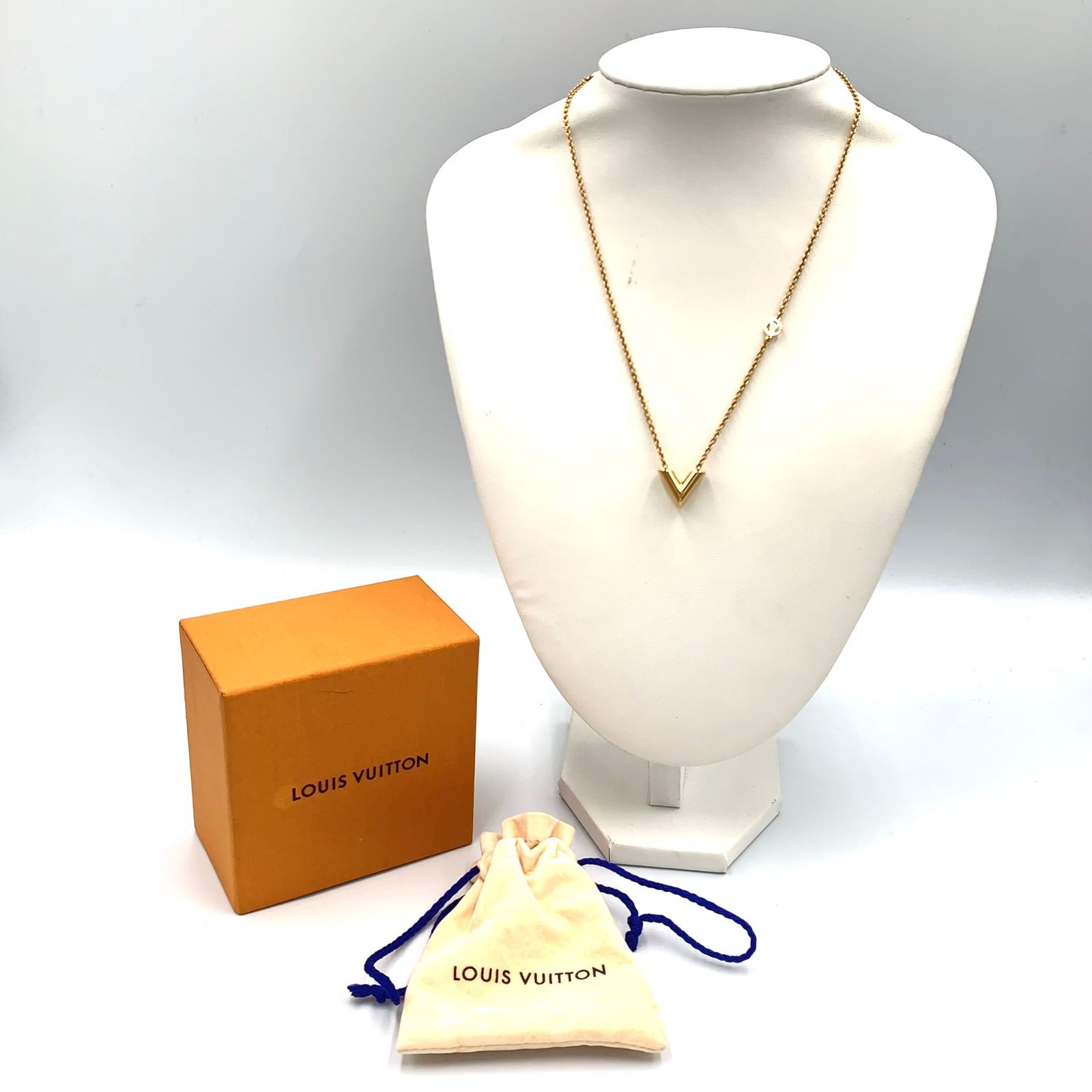【美品正規品】Louis Vuitton ゴールド V字型ネックレス 新着】LOUIS VUITTON エセンシャル V メタル ゴールド ネックレス