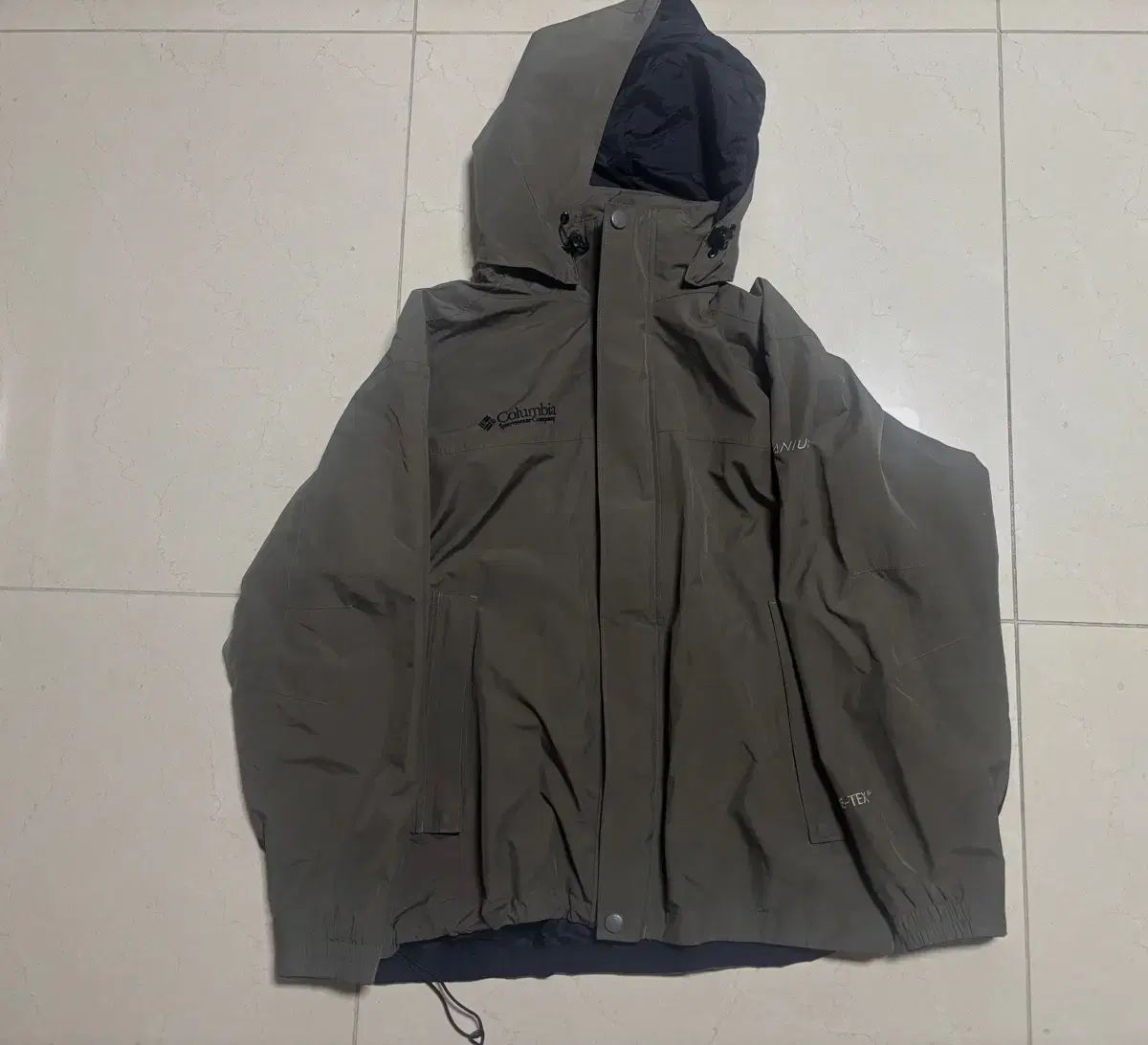 コロンビア GORE-TEX(ゴアテックス) カーキ ウィンドブレーカー M
