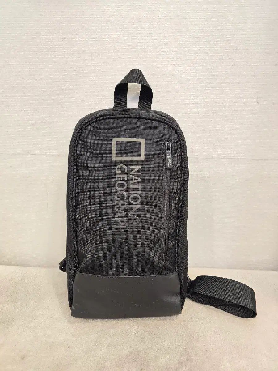 ほぼ新品) National Geographic ブラック スリングバック クロスバック