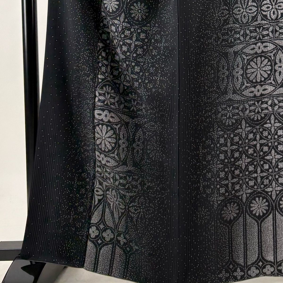 【美品】小紋 身丈164cm 裄丈68.5cm L 袷 丸文 花 黒 正絹 秀品 【中古】 【美品】小紋 身丈164cm 裄丈68.5cm L 袷 丸文 花 黒 正絹 秀品 【中古】