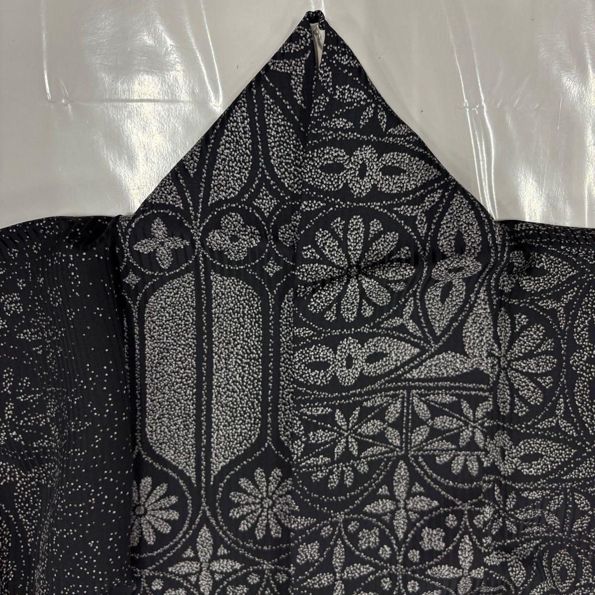 【美品】小紋 身丈164cm 裄丈68.5cm L 袷 丸文 花 黒 正絹 秀品 【中古】 【美品】小紋 身丈164cm 裄丈68.5cm L 袷 丸文 花 黒 正絹 秀品 【中古】