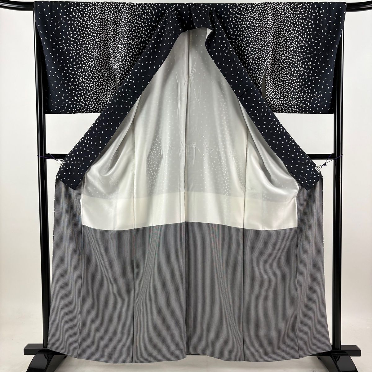 【美品】 小紋 身丈161cm 裄丈66.5cm M 袷 花びら 黒 正絹 秀品 【中古】 【美品】 小紋 身丈161cm 裄丈66.5cm M 袷 花びら 黒 正絹 秀品 【中古】