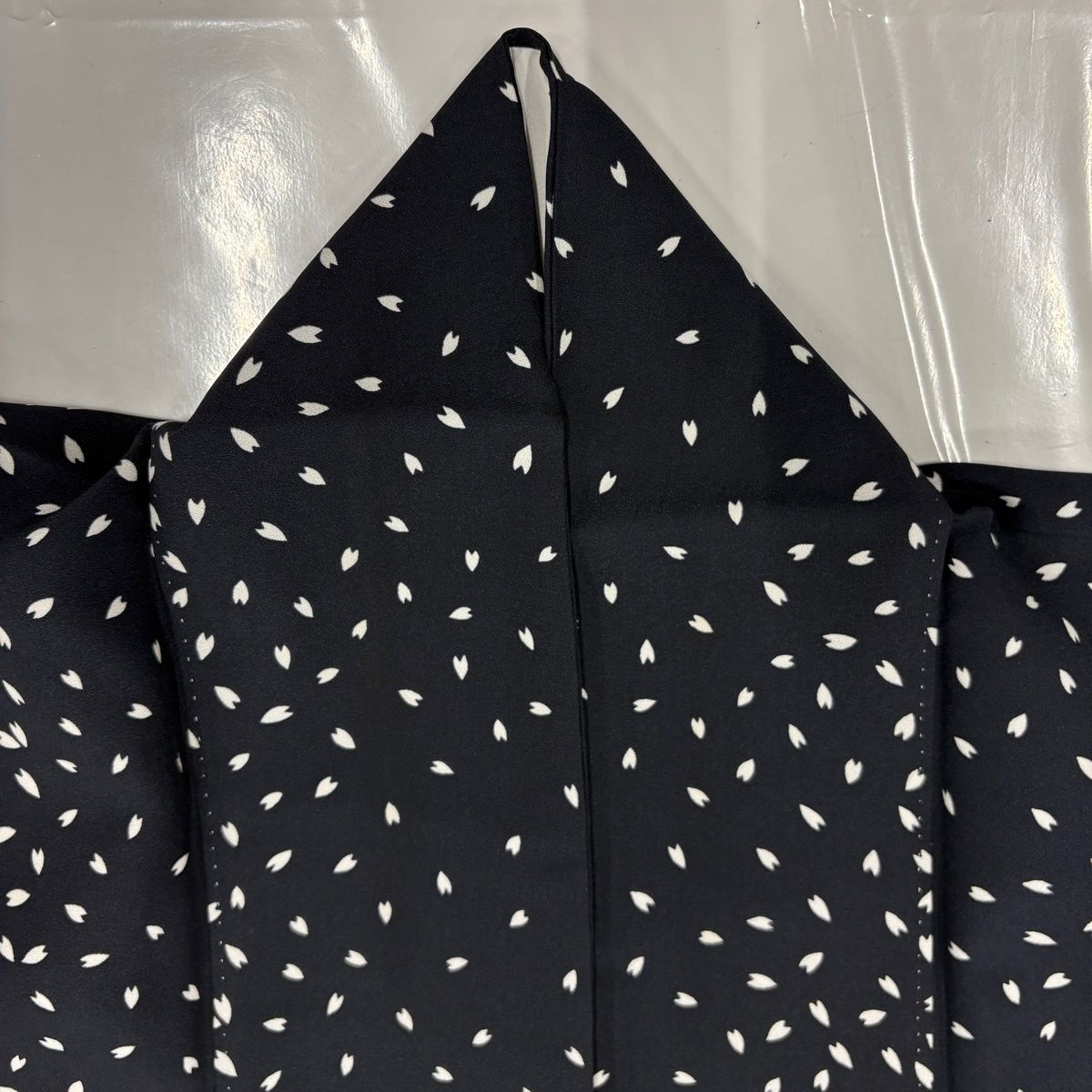 【美品】 小紋 身丈161cm 裄丈66.5cm M 袷 花びら 黒 正絹 秀品 【中古】 【美品】 小紋 身丈161cm 裄丈66.5cm M 袷 花びら 黒 正絹 秀品 【中古】