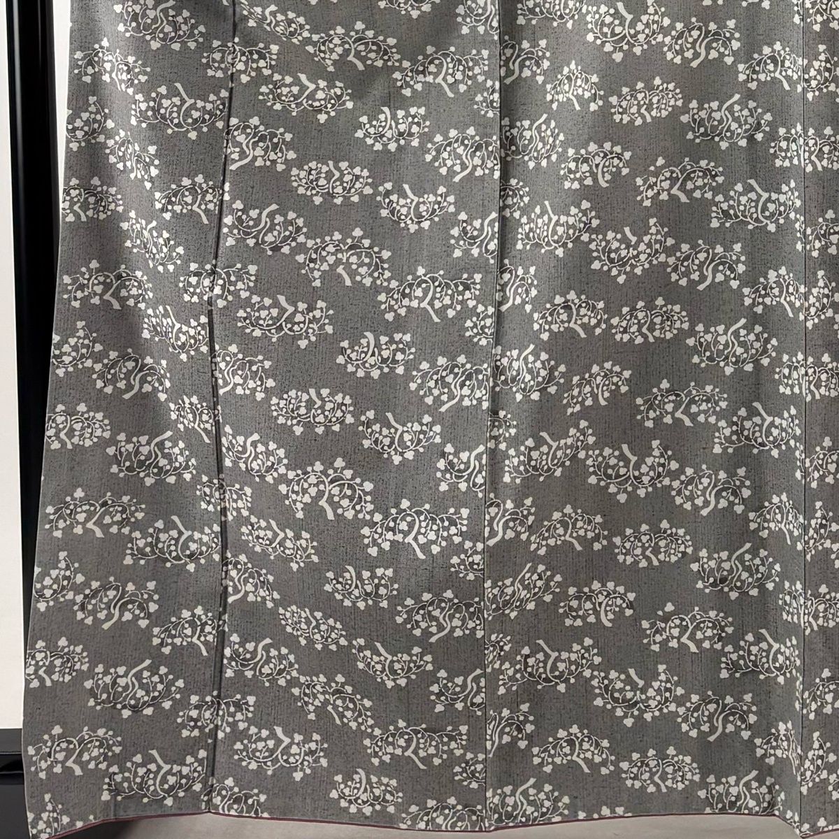 【美品】 小紋 身丈165cm 裄丈65.5cm M 袷 紬地 草花 灰色 正絹 秀品 【中古】