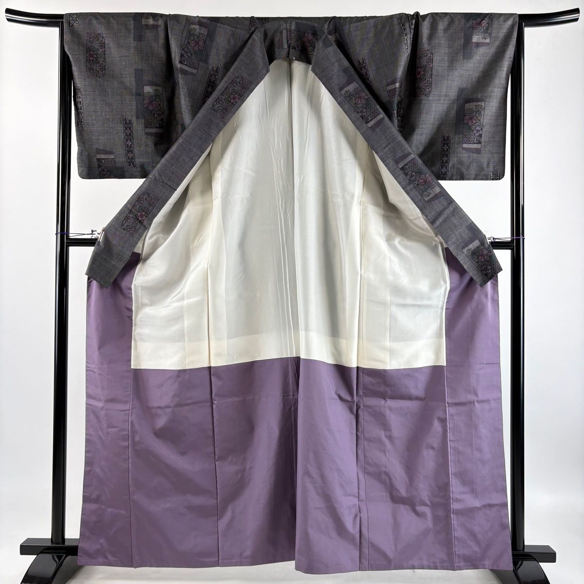 【美品】 紬 身丈163.5cm 裄丈66.5cm M 袷 短冊 草花 黒灰 正絹 秀品 【中古】