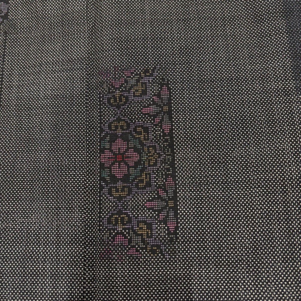 【美品】 紬 身丈163.5cm 裄丈66.5cm M 袷 短冊 草花 黒灰 正絹 秀品 【中古】