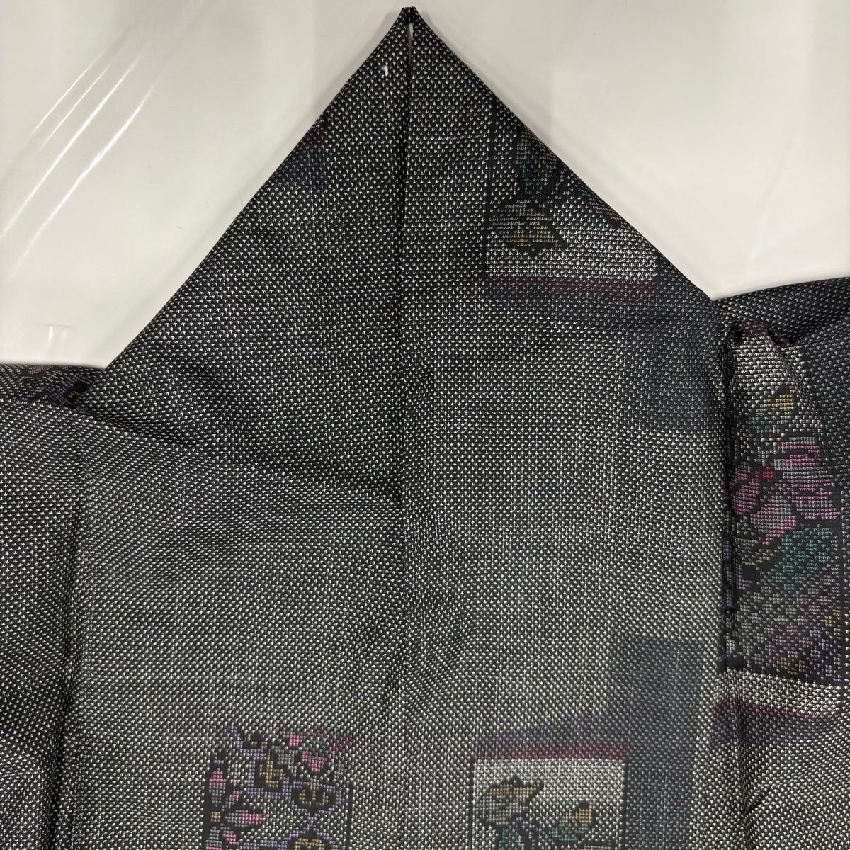 【美品】 紬 身丈163.5cm 裄丈66.5cm M 袷 短冊 草花 黒灰 正絹 秀品 【中古】