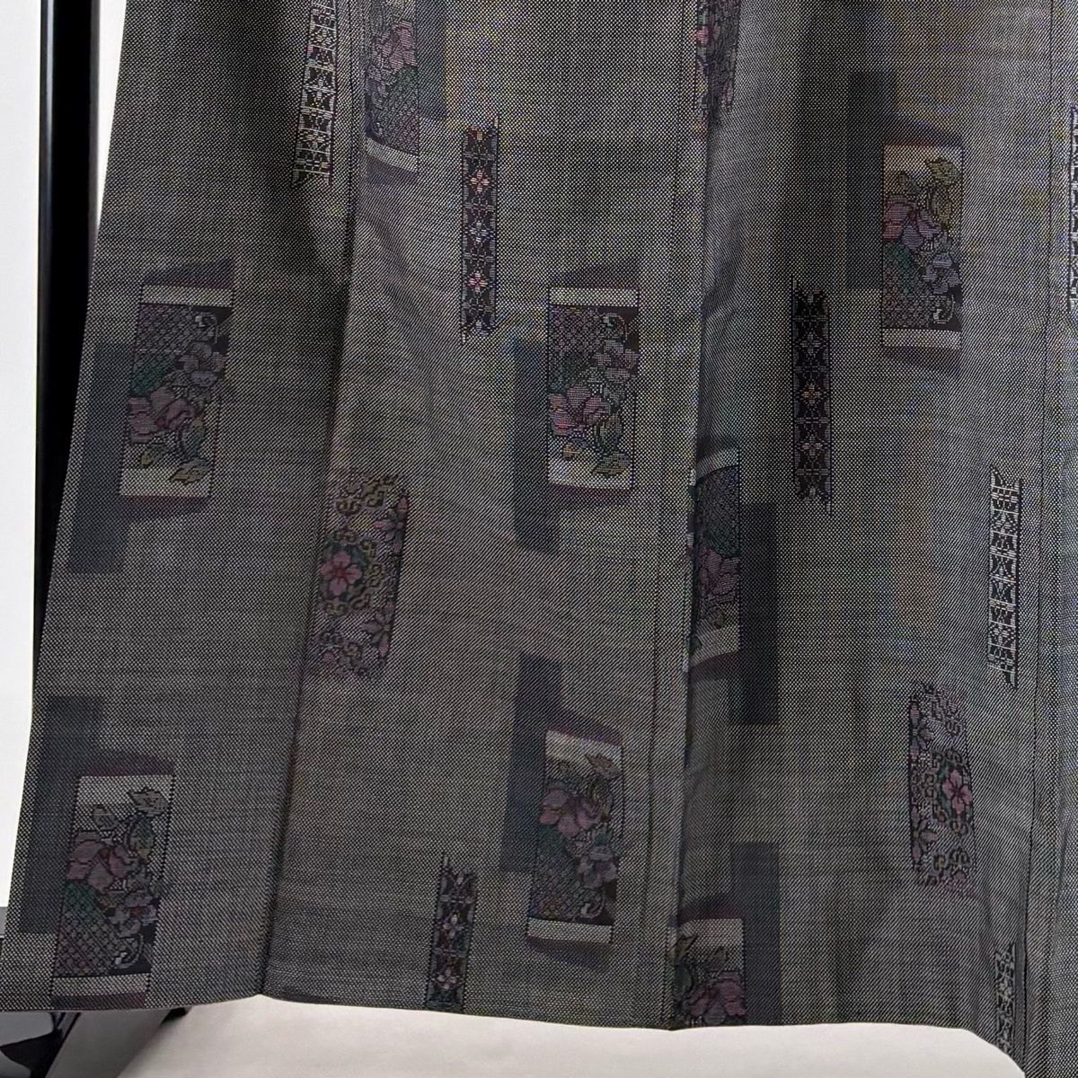 【美品】 紬 身丈163.5cm 裄丈66.5cm M 袷 短冊 草花 黒灰 正絹 秀品 【中古】