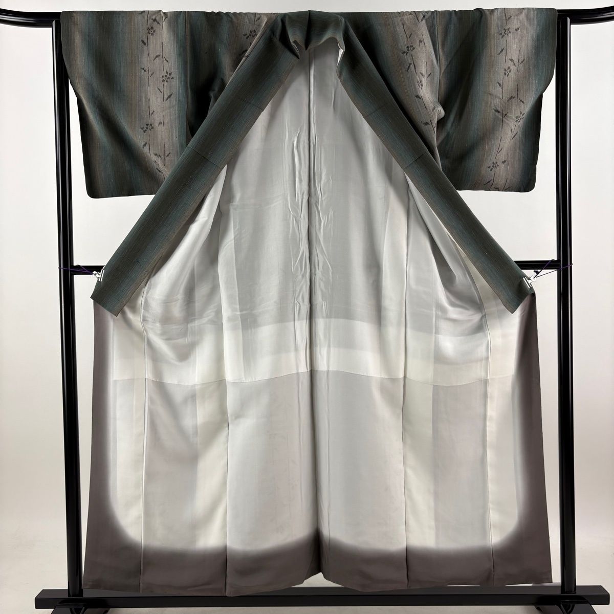 【美品】 紬 身丈154.5cm 裄丈63.5cm S 袷 証紙 草花 縦縞 灰緑 正絹 秀品 【中古】