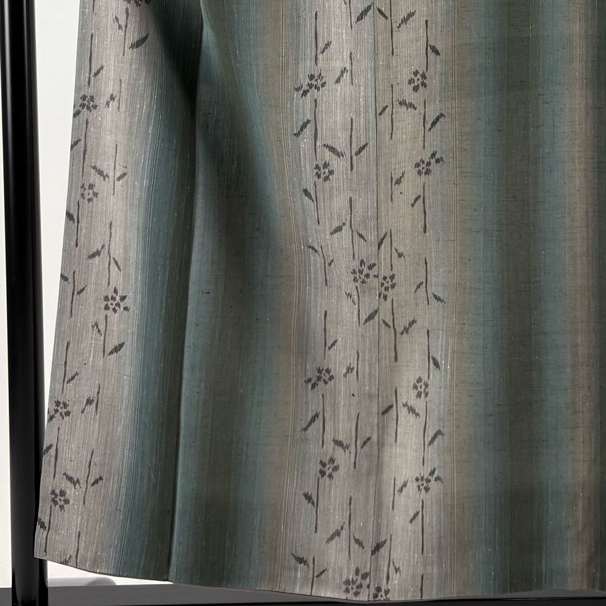 【美品】 紬 身丈154.5cm 裄丈63.5cm S 袷 証紙 草花 縦縞 灰緑 正絹 秀品 【中古】