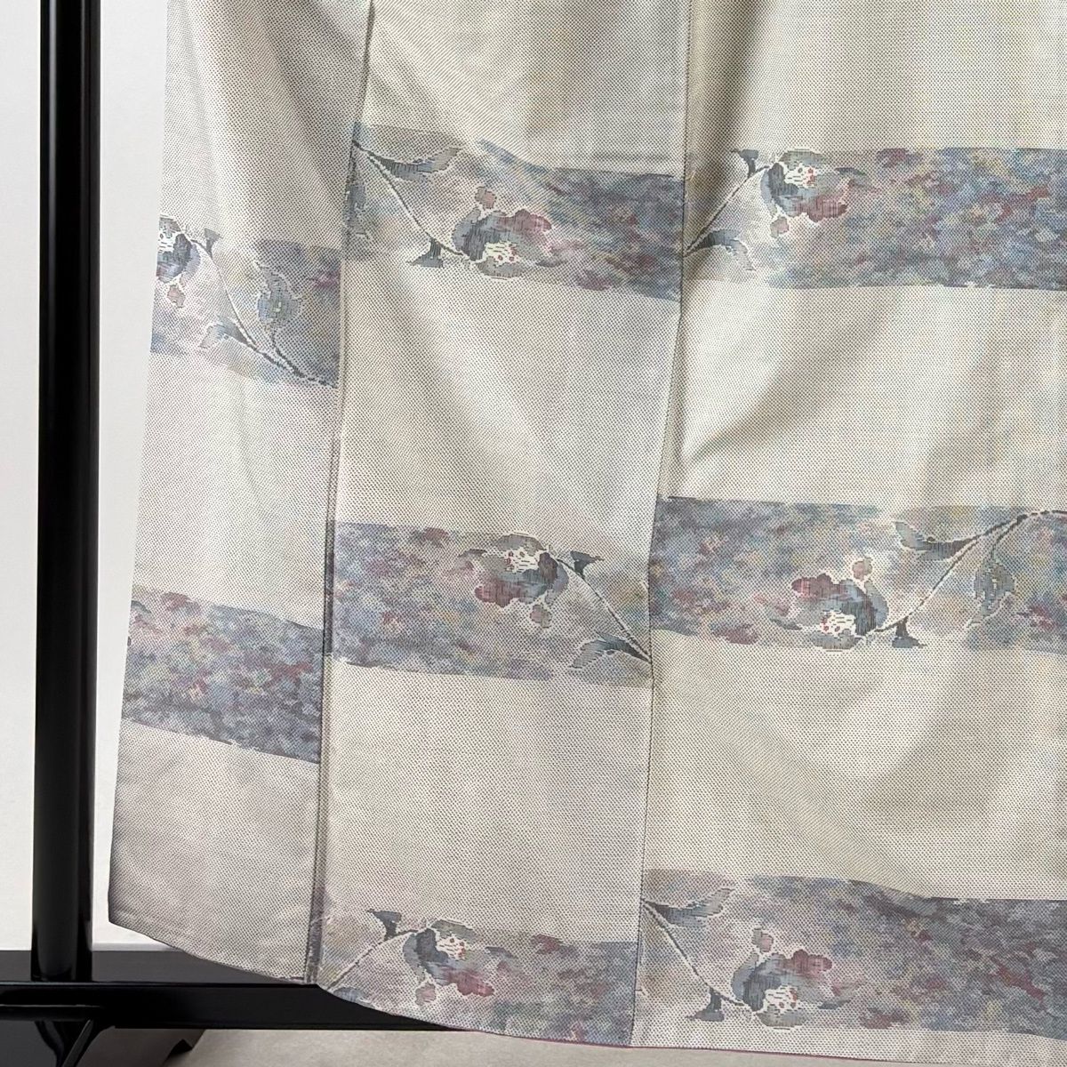 【美品】 紬 身丈161.5cm 裄丈62cm S 袷 段縞 枝花 灰色 正絹 秀品 【中古】 【美品】 紬 身丈161.5cm 裄丈62cm S 袷 段縞 枝花 灰色 正絹 秀品 【中古】