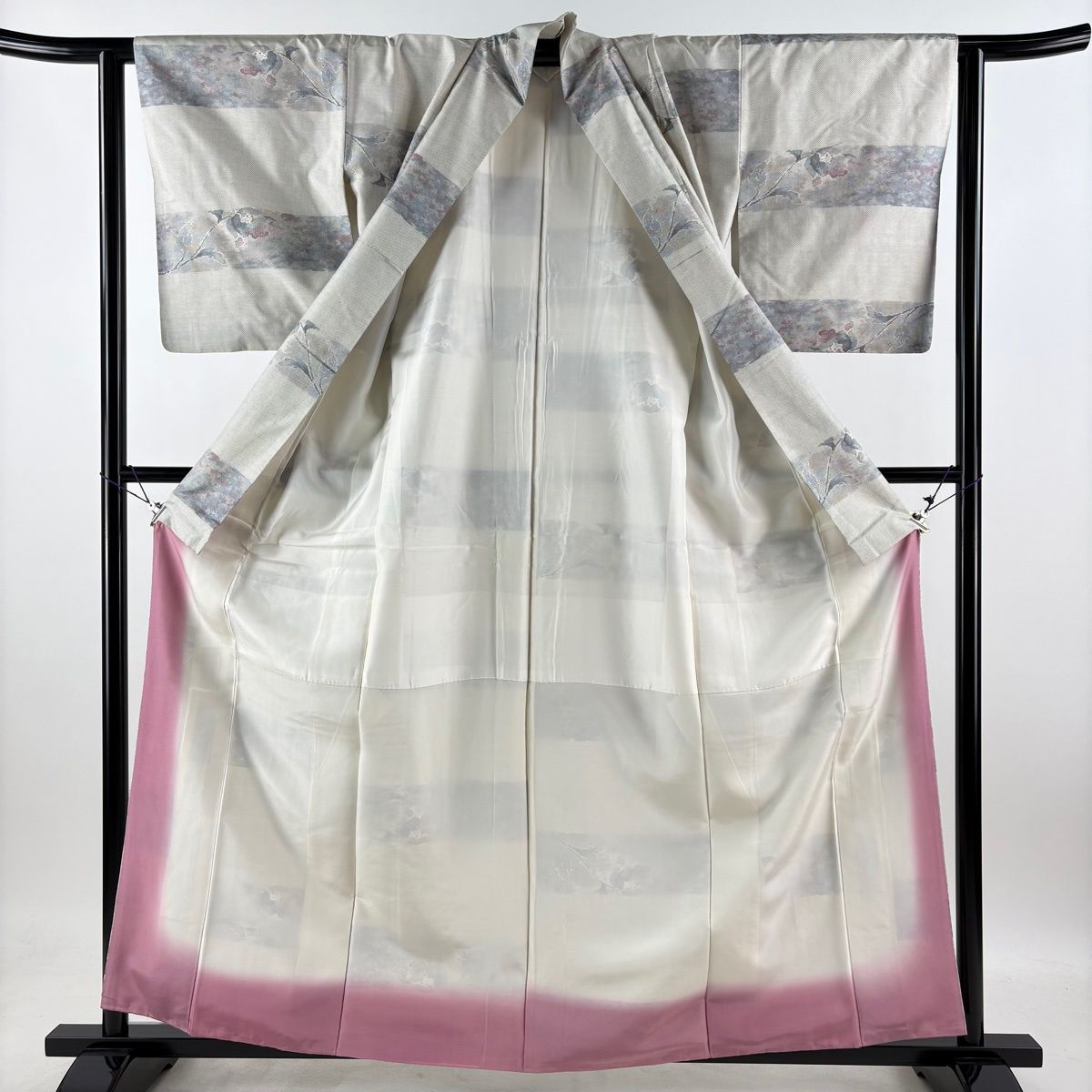 【美品】 紬 身丈161.5cm 裄丈62cm S 袷 段縞 枝花 灰色 正絹 秀品 【中古】 【美品】 紬 身丈161.5cm 裄丈62cm S 袷 段縞 枝花 灰色 正絹 秀品 【中古】