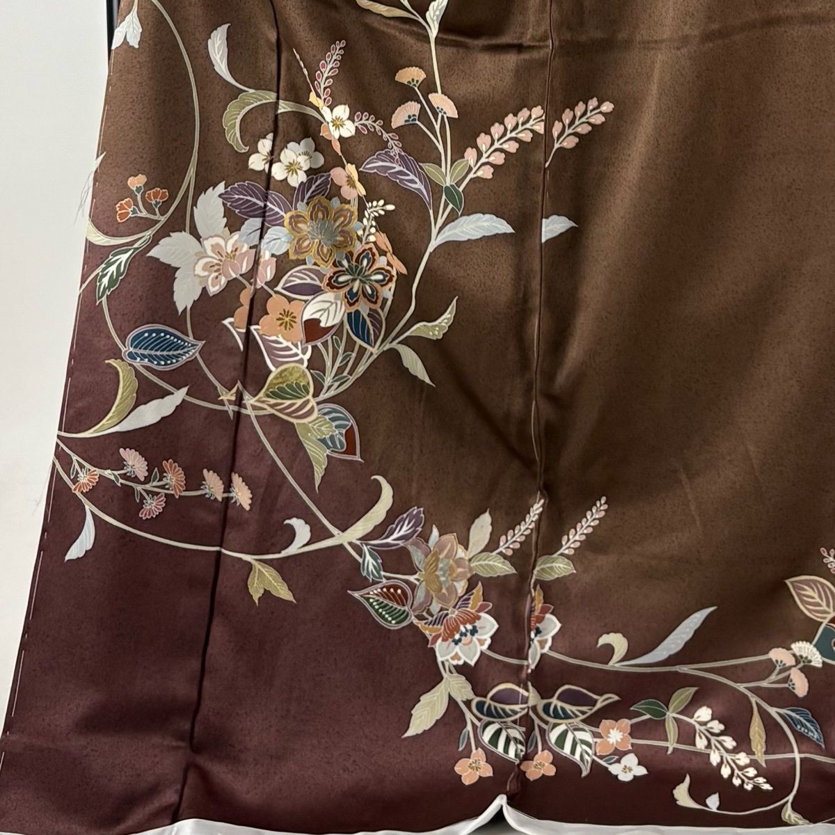 訪問着 身丈179.5cm 裄丈68.5cm 未仕立て 仮絵羽 落款 枝花 草花 金彩 焦茶色 正絹 秀品 【中古】 訪問着 身丈179.5cm 裄丈68.5cm 未仕立て 仮絵羽 落款 枝花 草花 金彩 焦茶色 正絹 秀品 【中古】