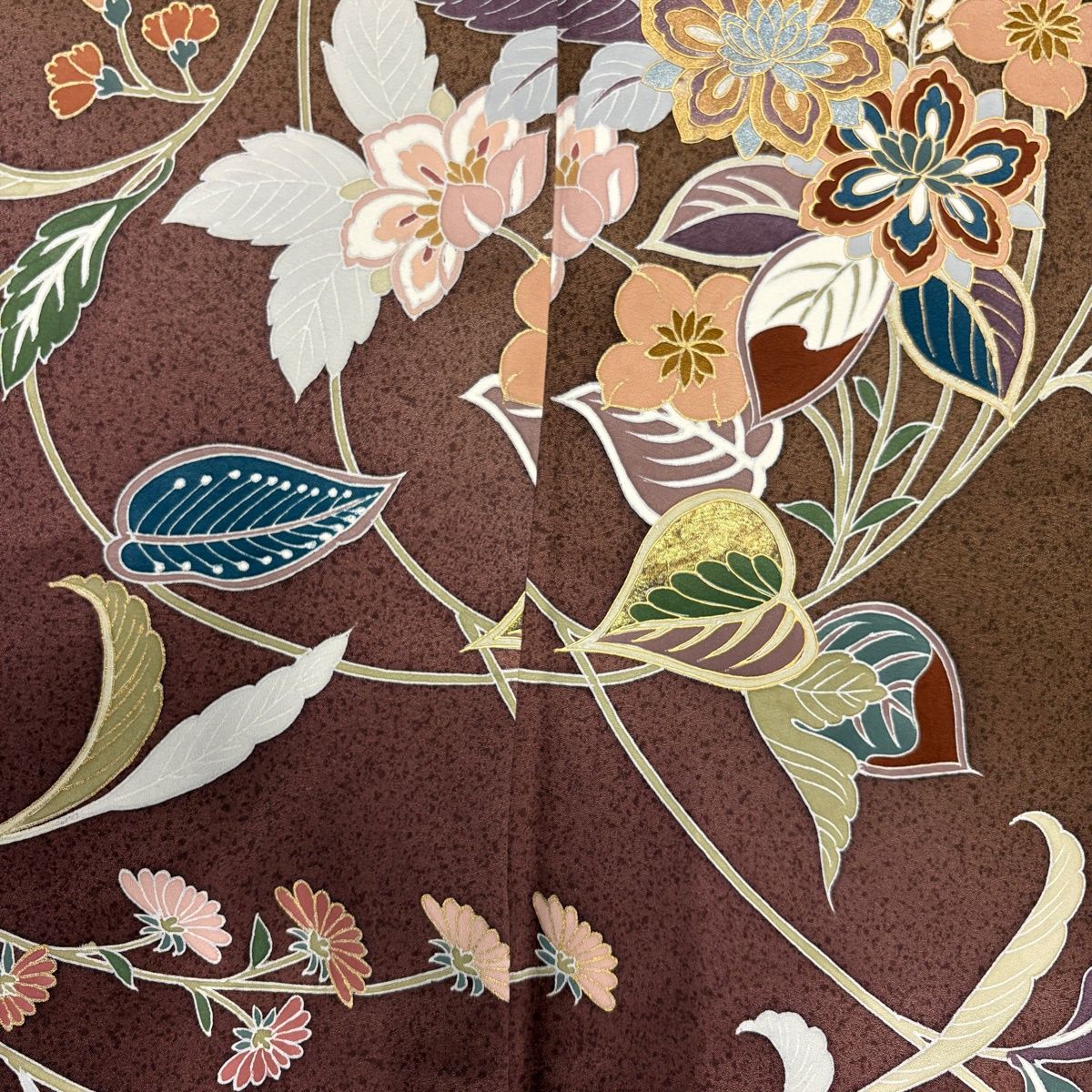 訪問着 身丈179.5cm 裄丈68.5cm 未仕立て 仮絵羽 落款 枝花 草花 金彩 焦茶色 正絹 秀品 【中古】 訪問着 身丈179.5cm 裄丈68.5cm 未仕立て 仮絵羽 落款 枝花 草花 金彩 焦茶色 正絹 秀品 【中古】