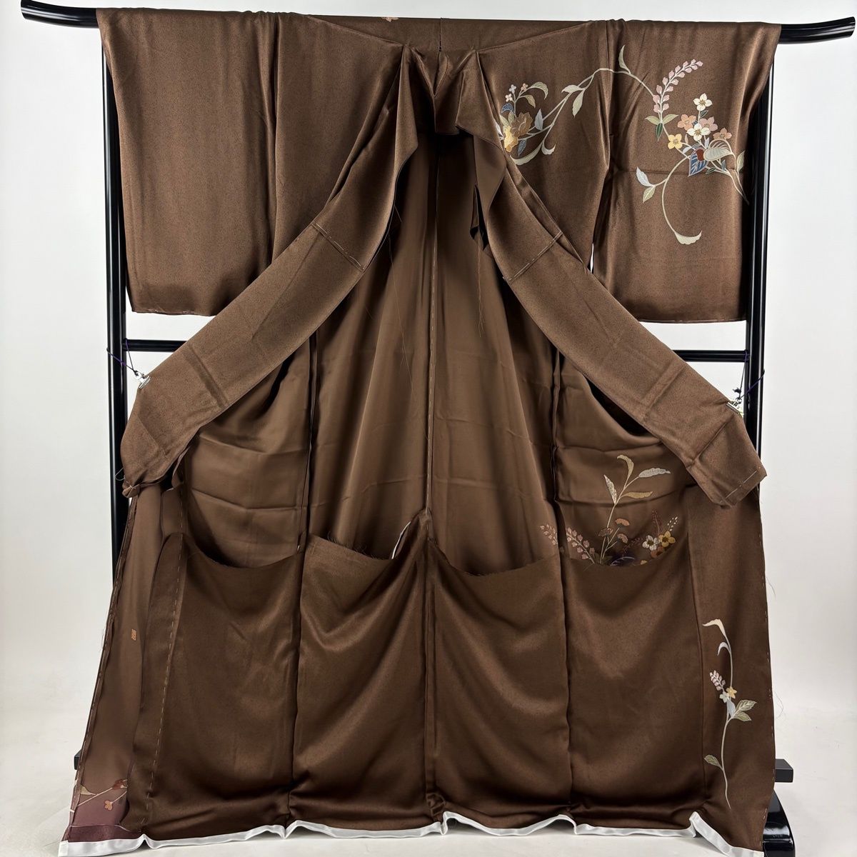 訪問着 身丈179.5cm 裄丈68.5cm 未仕立て 仮絵羽 落款 枝花 草花 金彩 焦茶色 正絹 秀品 【中古】 訪問着 身丈179.5cm 裄丈68.5cm 未仕立て 仮絵羽 落款 枝花 草花 金彩 焦茶色 正絹 秀品 【中古】