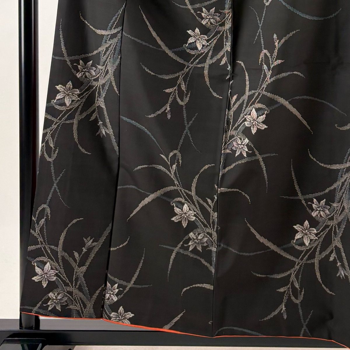 【美品】 紬 身丈160cm 裄丈64cm M 袷 草花 墨色 正絹 秀品 【中古】 【美品】 紬 身丈160cm 裄丈64cm M 袷 草花 墨色 正絹 秀品 【中古】