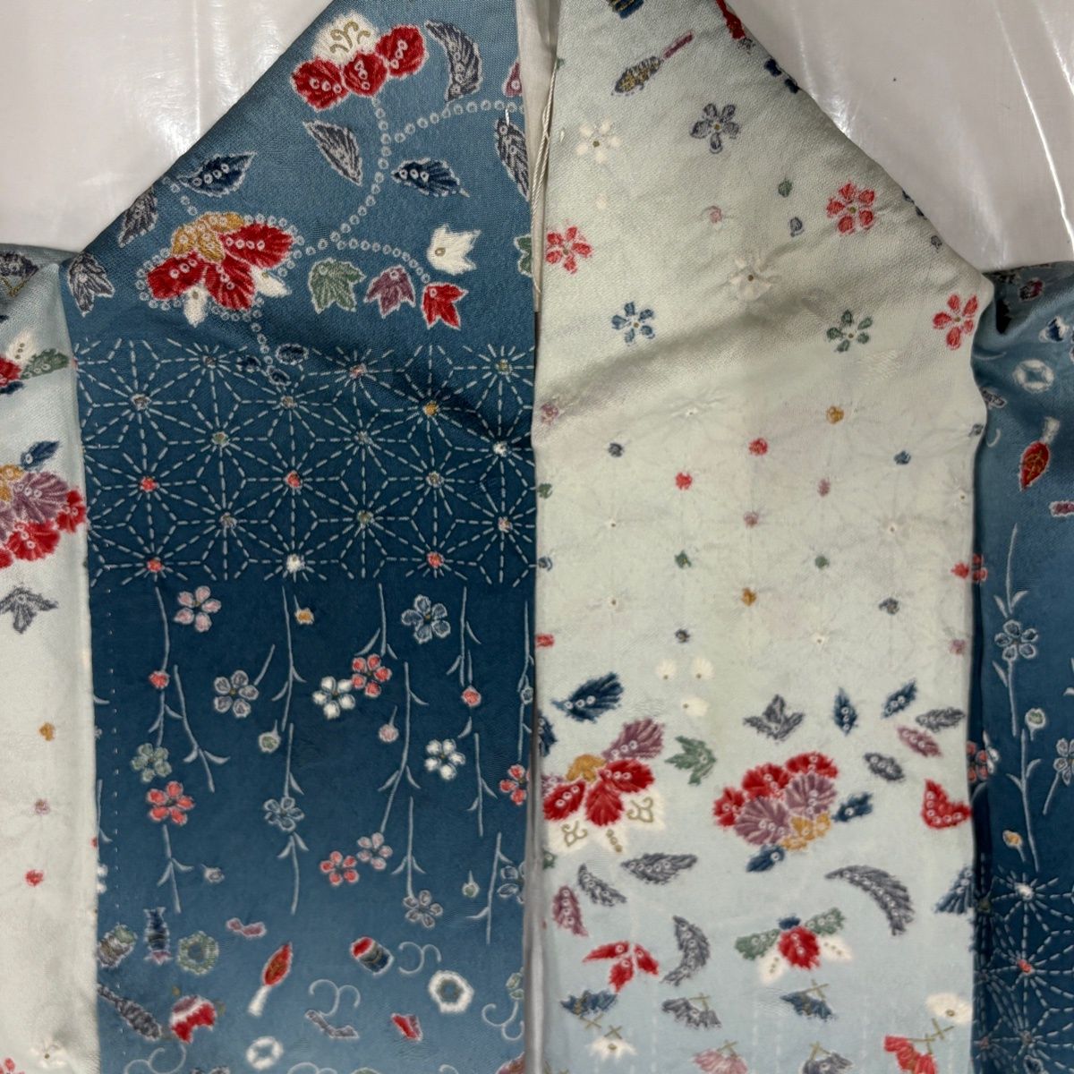 【美品】 小紋 身丈163.5cm 裄丈64cm M 袷 草花 麻の葉 ぼかし 青灰色 正絹 秀品 【中古】