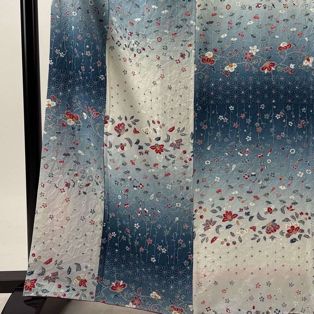【美品】 小紋 身丈163.5cm 裄丈64cm M 袷 草花 麻の葉 ぼかし 青灰色 正絹 秀品 【中古】