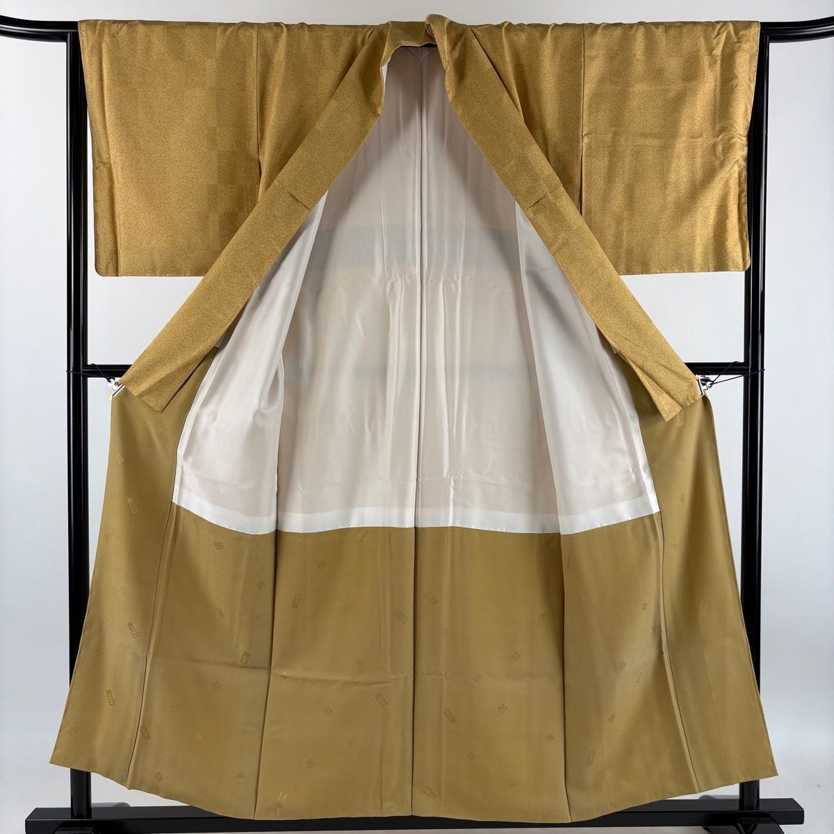 【美品】 小紋 身丈155cm 裄丈65.5cm M 袷 紬地 やまと 証紙 幾何学 地紋 山吹茶色 正絹 秀品 【中古】 【美品】 小紋 身丈155cm 裄丈65.5cm M 袷 紬地 やまと 証紙 幾何学 地紋 山吹茶色 正絹 秀品 【中古】