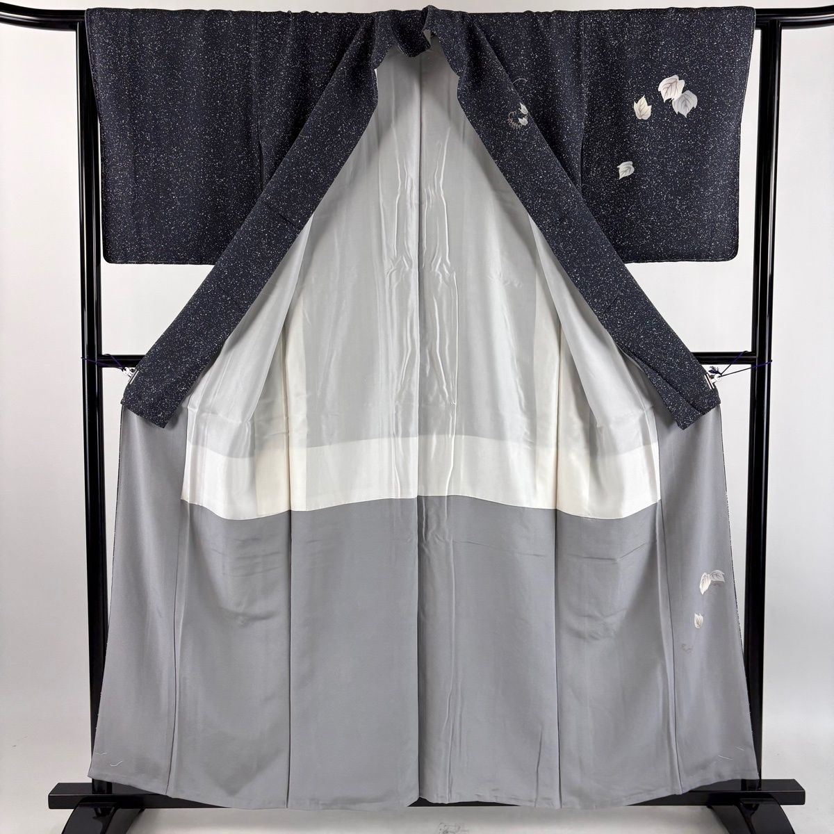 【美品】 付下げ 身丈157cm 裄丈63.5cm S 袷 鈴乃屋 落款 蔦 シルエット 黒灰 正絹 秀品 【中古】 【美品】 付下げ 身丈157cm 裄丈63.5cm S 袷 鈴乃屋 落款 蔦 シルエット 黒灰 正絹 秀品 【中古】