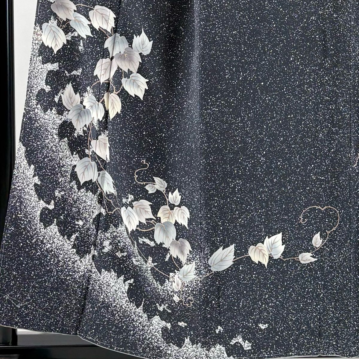 【美品】 付下げ 身丈157cm 裄丈63.5cm S 袷 鈴乃屋 落款 蔦 シルエット 黒灰 正絹 秀品 【中古】 【美品】 付下げ 身丈157cm 裄丈63.5cm S 袷 鈴乃屋 落款 蔦 シルエット 黒灰 正絹 秀品 【中古】